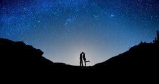 Couple sous les étoiles vivant un amour éternel
