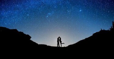 Couple sous les étoiles vivant un amour éternel